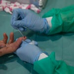 Un sanitario realiza un test para detectar el coronavirus