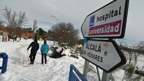 Viandantes en el área universitaria de Alcalá de Henares