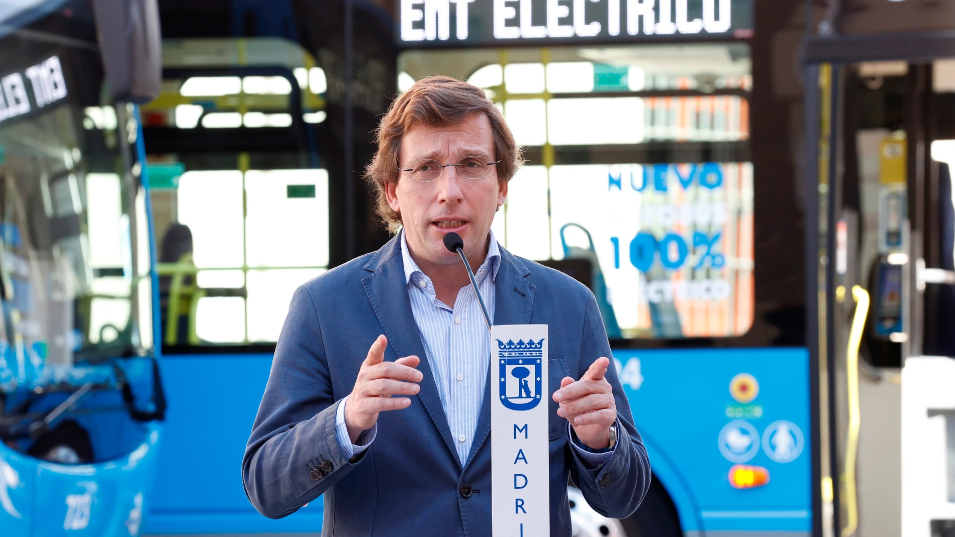 El alcalde de Madrid, José Luis Martínez-Almeida, presenta este miércoles los nuevos autobuses eléctricos que se incorporan a la línea 50 de la Empresa Municipal de Transportes que recorre el distrito de Centro
