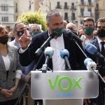 En el centro de la imagen, Javier Ortega Smith, secretario general de Vox