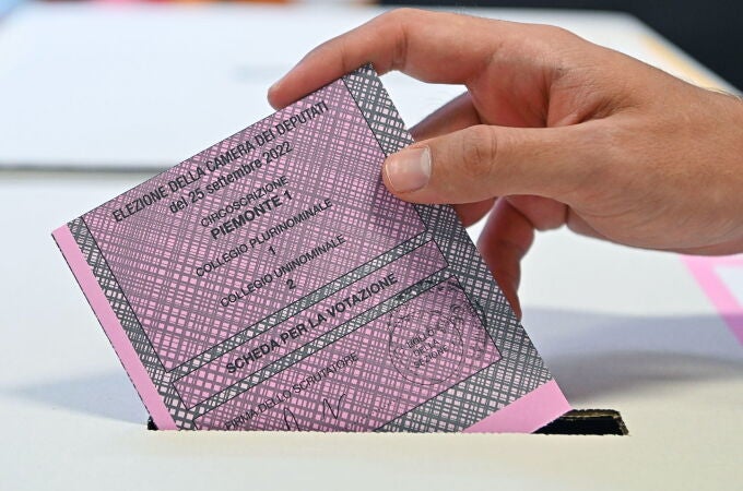 Un hombre ejerce su derecho al voto en un colegio electoral en Turín