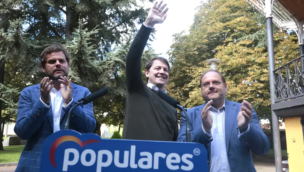 El presidente del Partido Popular de Castilla y León, Alfonso Fernández Mañueco, visita La Bañeza junto al presidente del PP de León, Javier Santiago. Ambos intervienen ante los simpatizantes que que asisten a una paellada popular. Junto a ellos, el alcalde del municipio, Javier Carrera