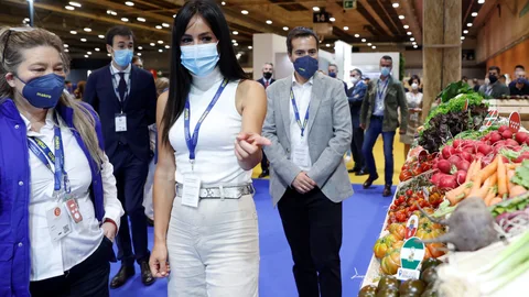 La vicealcaldesa de Madrid, Begoña Villacís, visita uno de los expositores en la jornada de inauguración de Madrid Fusión