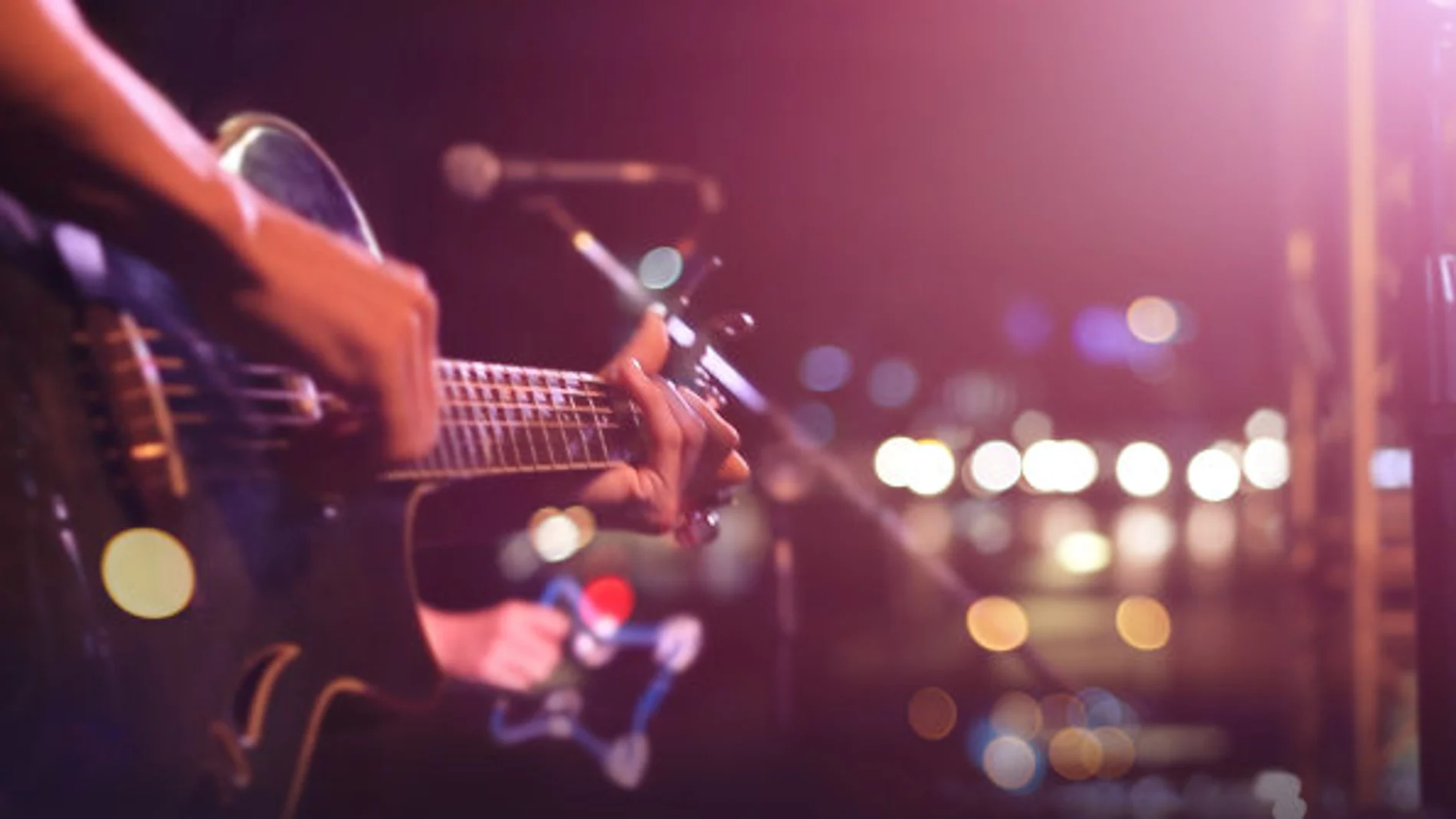 Imagen de un guitarrista en directo
