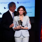 La presidenta Isabel Díaz Ayuso recibe el Premio a la Libertad de manos del escritor Mario Vargas Llosa, presidente de la Fundación Internacional para la Libertad, en el marco de la celebración del XV Foro Atlántico este lunes, en Casa América