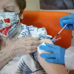Vacunación en una residencia de ancianos de Alcalá de Henares