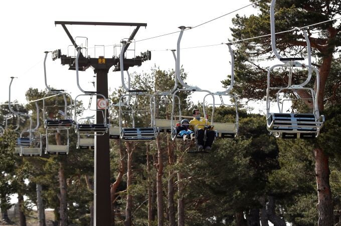 Usuarios montan en el telesilla de las pistas de esquí del Puerto de Navacerrada