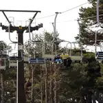 Usuarios montan en el telesilla de las pistas de esquí del Puerto de Navacerrada