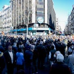 Miles de personas se manifiestan para apoyar a Díaz Ayuso, en la sede del Partido Popular, a 20 de febrero de 2022, en Madrid