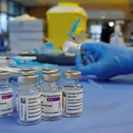 Imagen de varios viales de vacunas de AstraZeneca