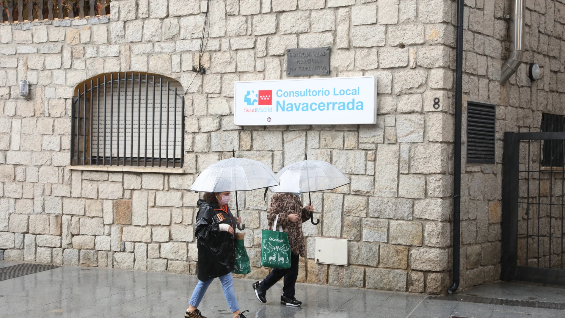 Consultorio local Navacerrada durante el primer día de restricciones por movilidad en Navacerrada, Madrid