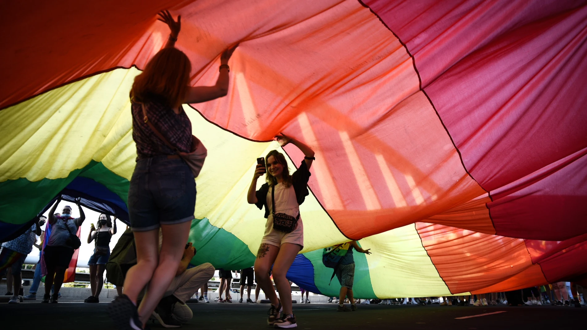 Dos chicas participan en una manifestación convocada por el Día Internacional del Orgullo LGTBI