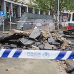 Acceso cortado en la calle Marqués de Vadillo, tras la rotura de una tubería