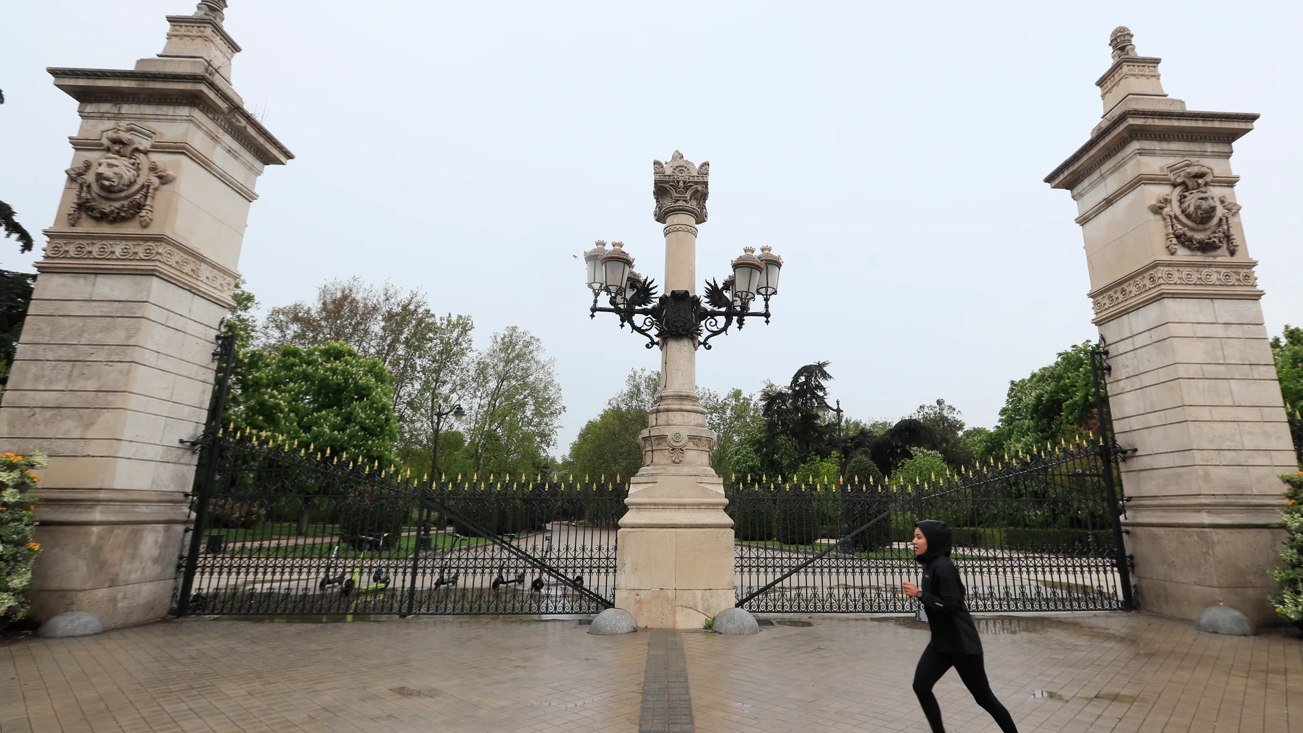 Vista de la entrada cerrada debido al mal tiempo del parque del Retiro este pasado miércoles en Madrid