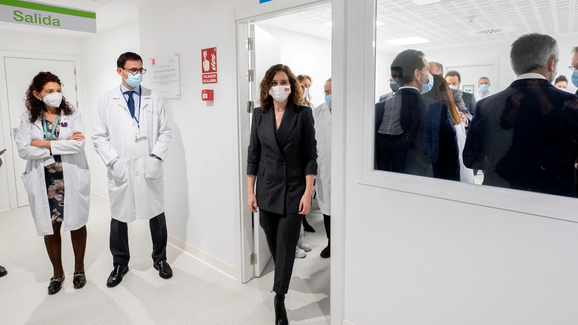 Díaz Ayuso, a su llegada al único sistema de radioterapia de precisión molecular guiada por resonancia magnética que existe en España, en el Hospital Carlos III
