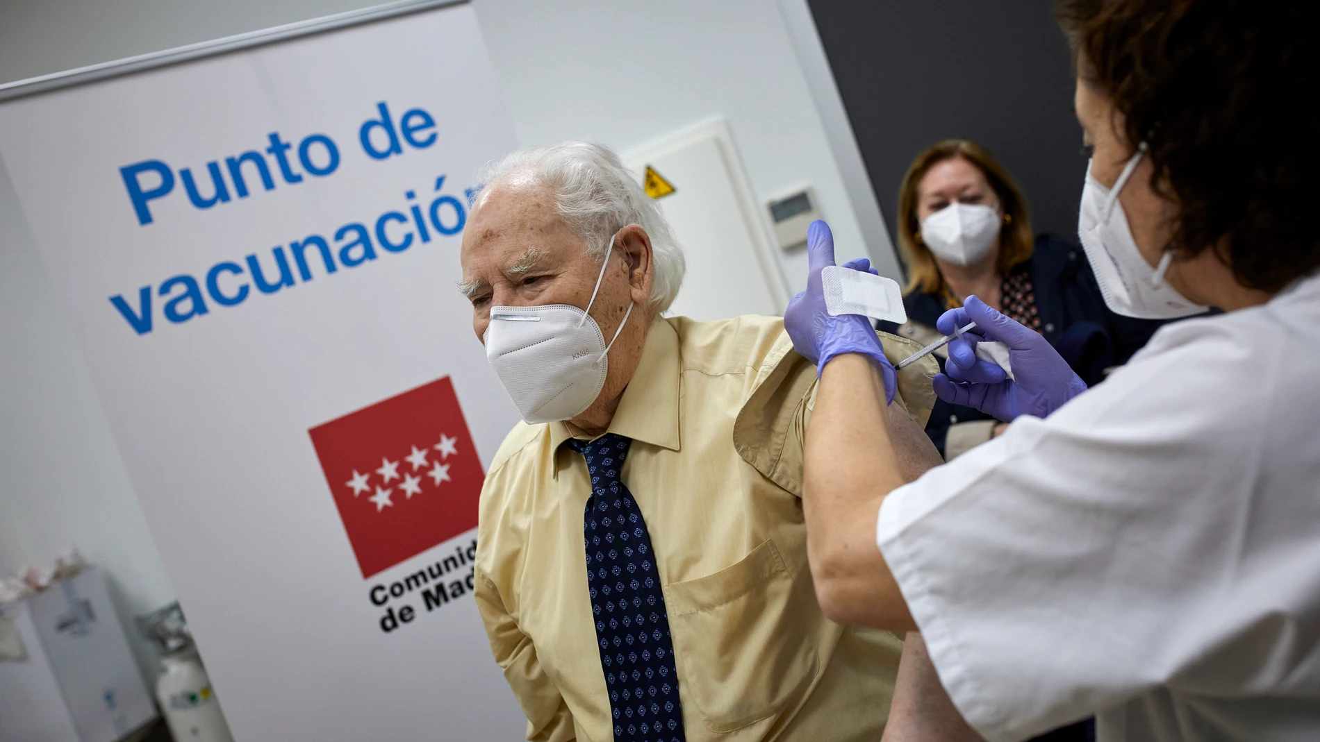 Un octogenario es vacunado con la primera dosis de la vacuna de Pfizer en el Centro de Salud Andrés Mellado, en Madrid (España), a 25 de febrero de 2021.