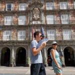 Unos turistas pasean por la Plaza Mayor de Madrid 