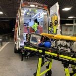 Un equipo de Samur Protección Civil atiende a la víctima del accidente en el paseo de la Castellana