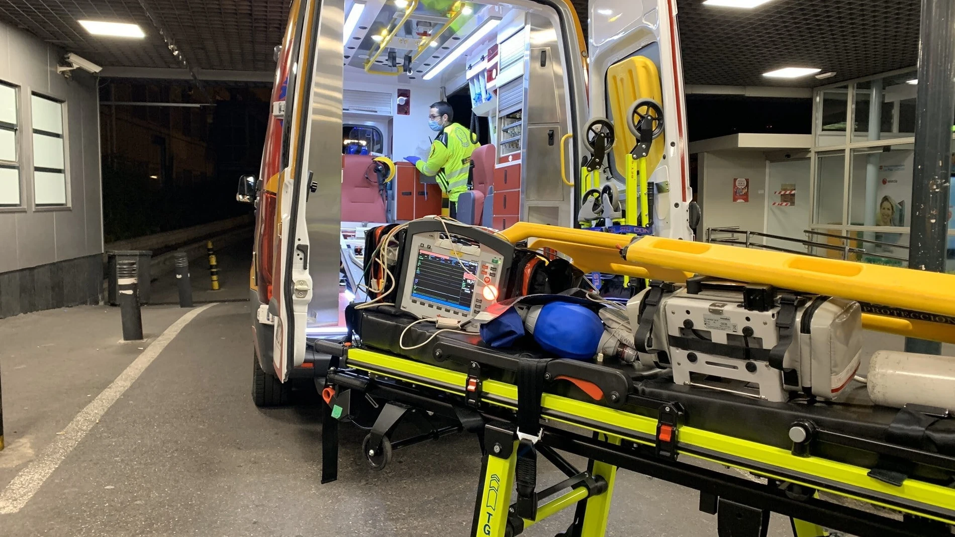 Un equipo de Samur Protección Civil atiende a la víctima del accidente en el paseo de la Castellana