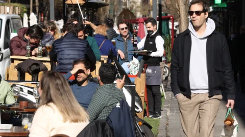 Las llamadas "terrazas Covid", nuevas o ampliadas, avaladas por muchos ayuntamientos para salvar a bares y restaurantes del cierre al que les abocaban las restricciones antiCovid
