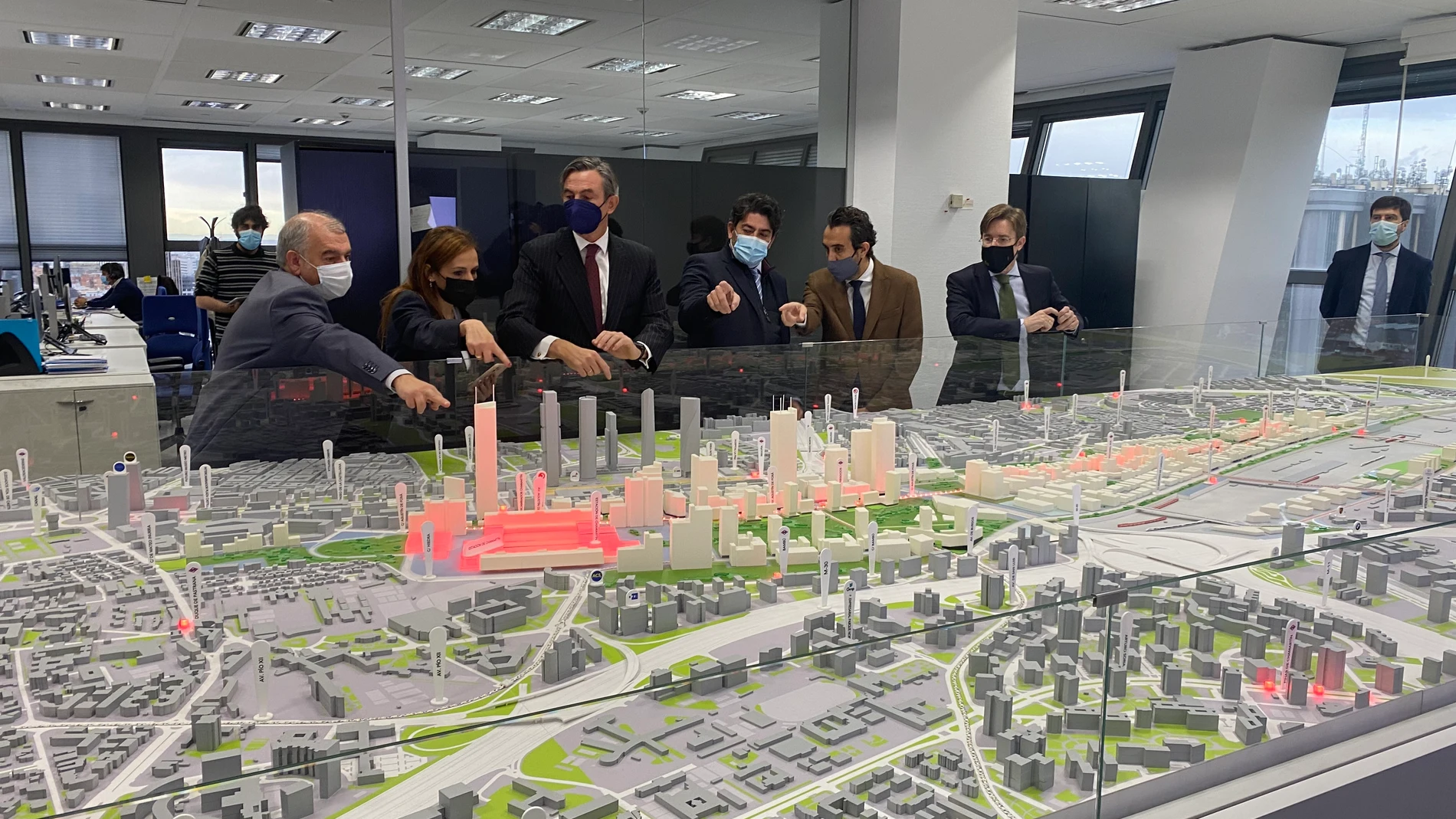 El consejero madrileño de Transportes, David Pérez, con el presidente de Distrito Castellana Norte, Álvaro Aresti