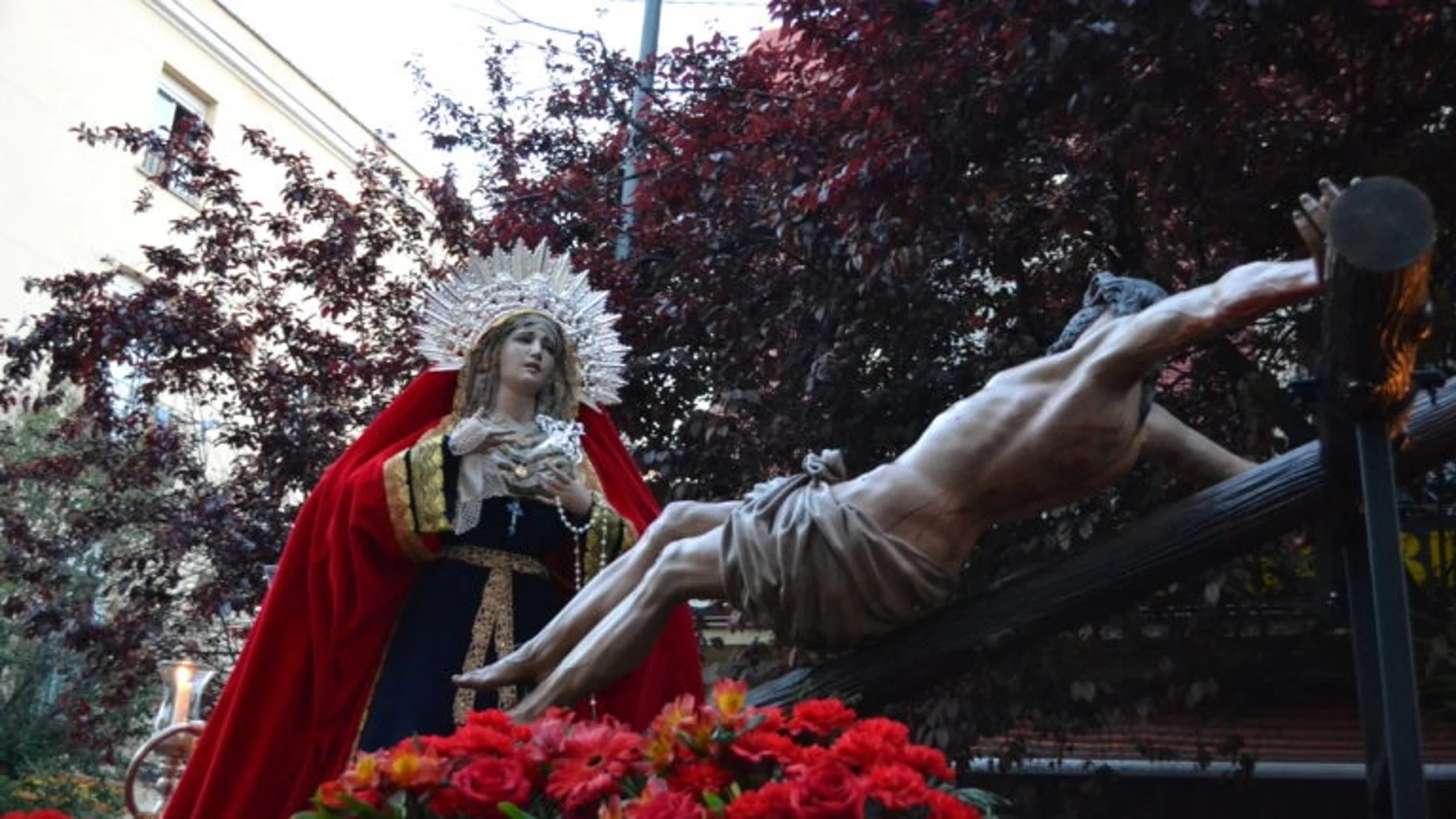 Procesión de la Virgen de los Dolores por las madrileñas calles de Puente de Vallecas