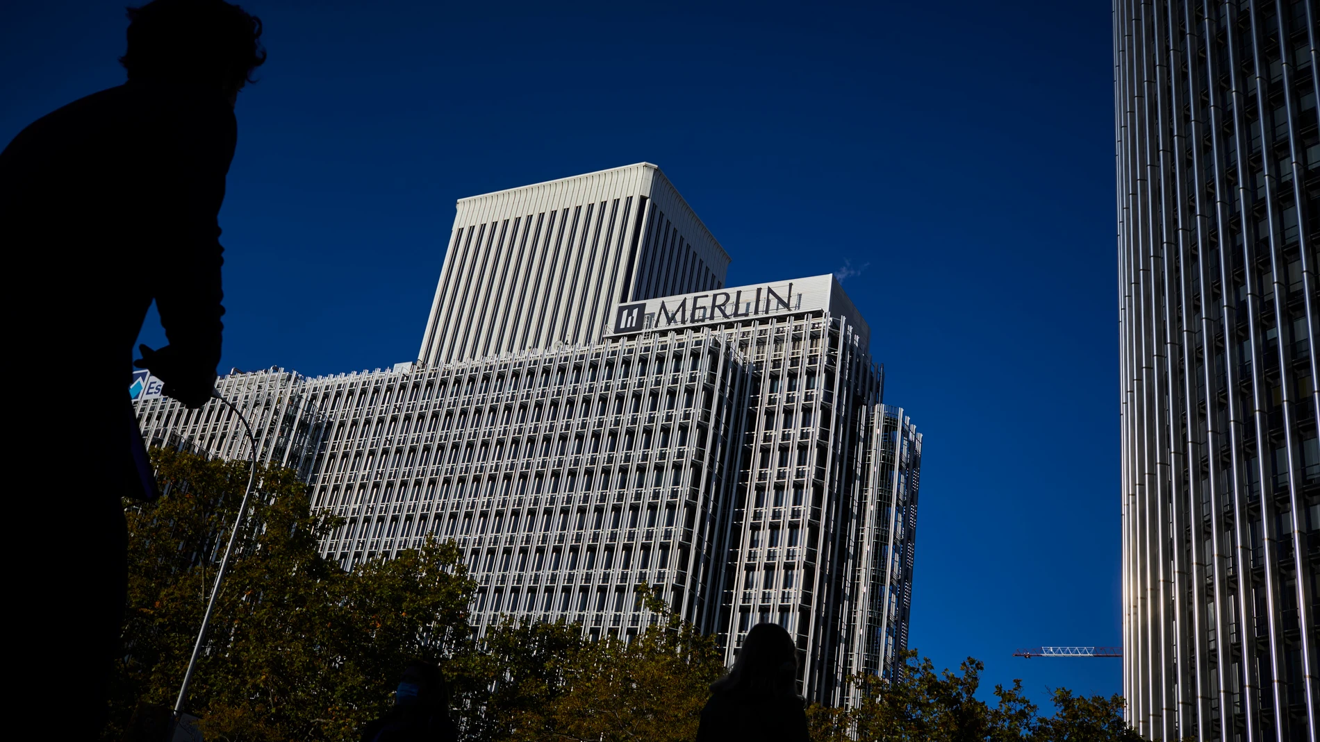 Trabajadores de empresas en la zona de negocios y oficinas de la plaza de Azca a primera hora de la mañana