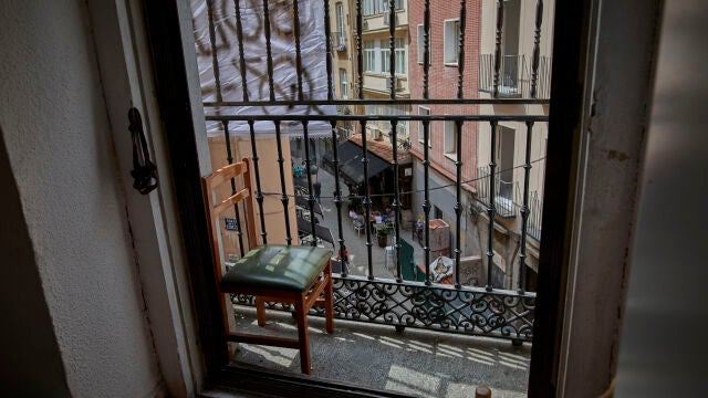 Uno de los balcones del edificio "okupado" "La Ingobernable", en la calle de la Cruz de Madrid