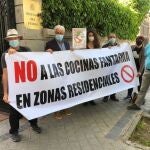 Protesta contra las "cocinas fantasma" ante la sede del Defensor del Pueblo