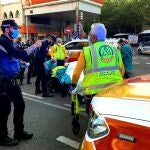 Miembros del Samur estabilizan y trasladan a La Paz a una ciclista de 31 años que ha sufrido un traumatismo craneoencefálico grave tras una colisión contra una motocicleta