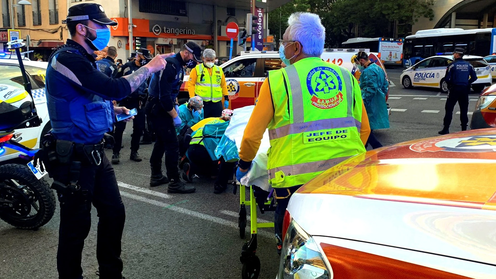 Miembros del Samur estabilizan y trasladan a La Paz a una ciclista de 31 años que ha sufrido un traumatismo craneoencefálico grave tras una colisión contra una motocicleta