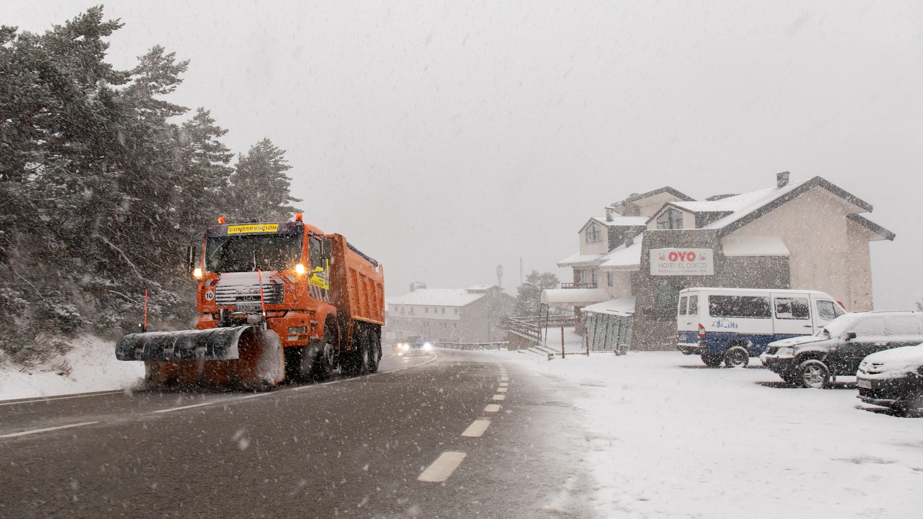 Púrpura conductor ego Máxima precaución” en Cotos y Navacerrada, donde es necesario el uso de  cadenas por la nieve