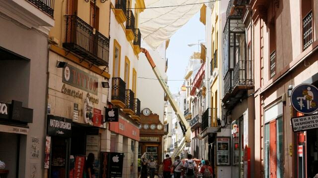 Varias personas caminan por el centro de Sevilla