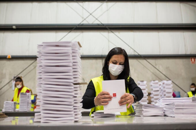 Una trabajadora organiza el almacén donde se encontraba el material logístico destinado a la jornada electoral