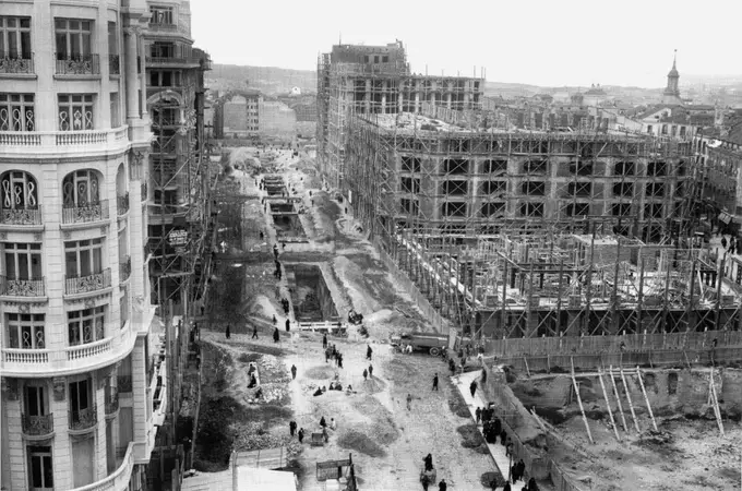 Tal día como hoy, la construcción de la Gran Vía de Madrid obligó a derruir más de 300 casas y comerse 50 calles