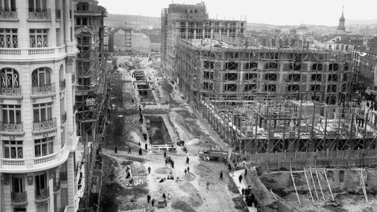 Tal día como hoy, la construcción de la Gran Vía de Madrid obligó a derruir más de 300 casas y comerse 50 calles