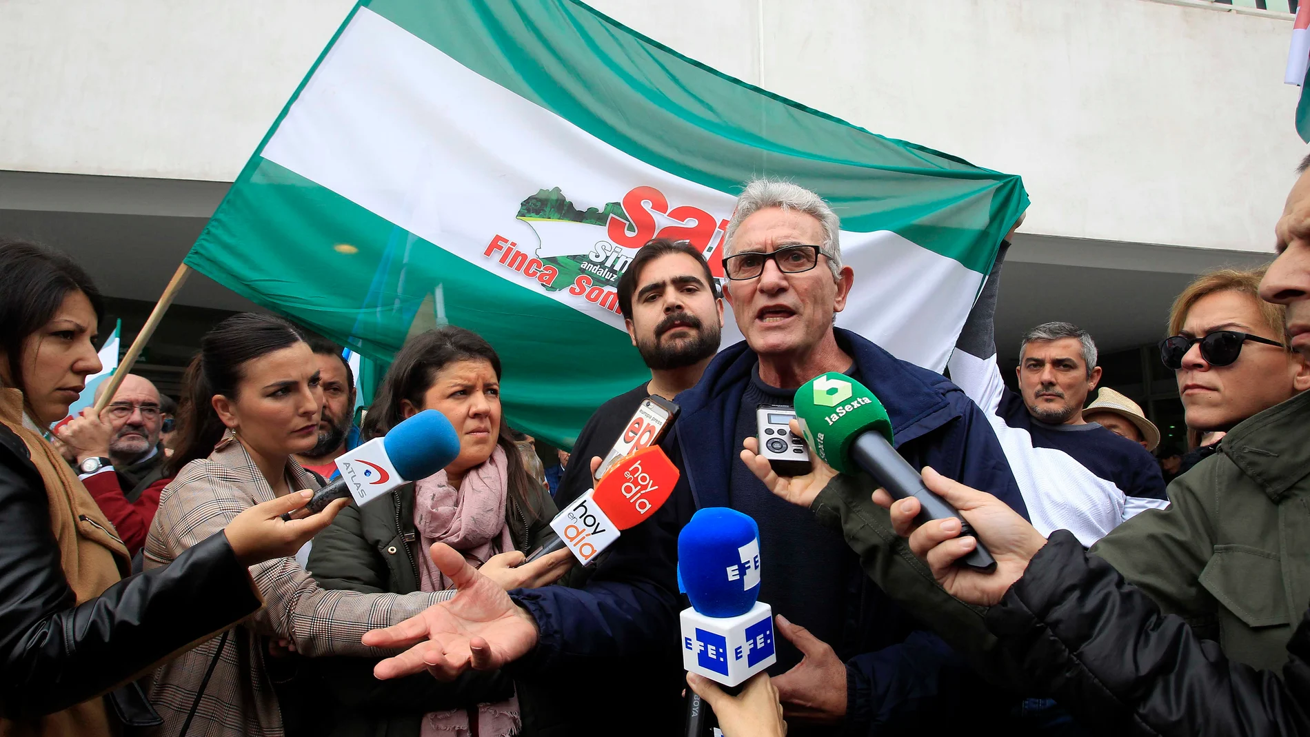 El ex diputado nacional de Podemos Diego Cañamero fue al juzgado a apoyar a los miembros del SAT procesados