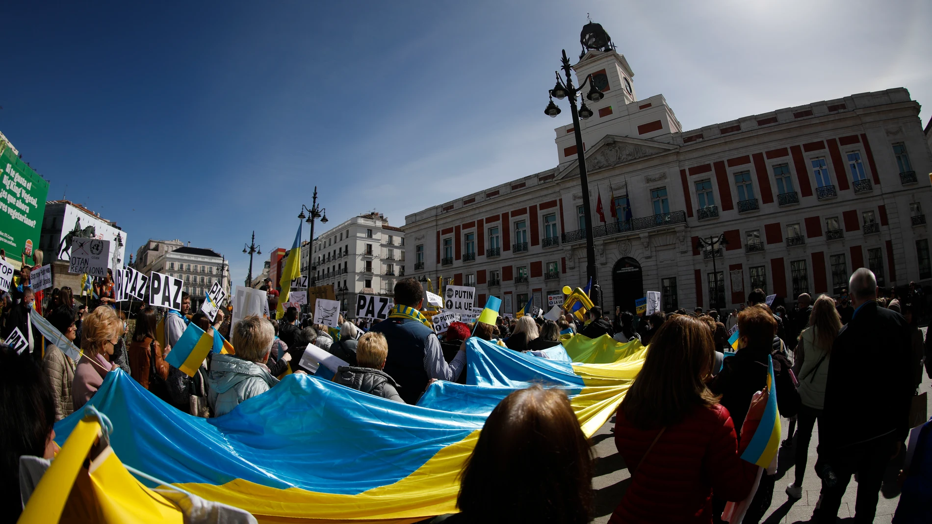 Miles de personas participan en una marcha desde la Plaza de España hasta la Puerta del Sol en Madrid para pedir el fin de la guerra en Ucrania
