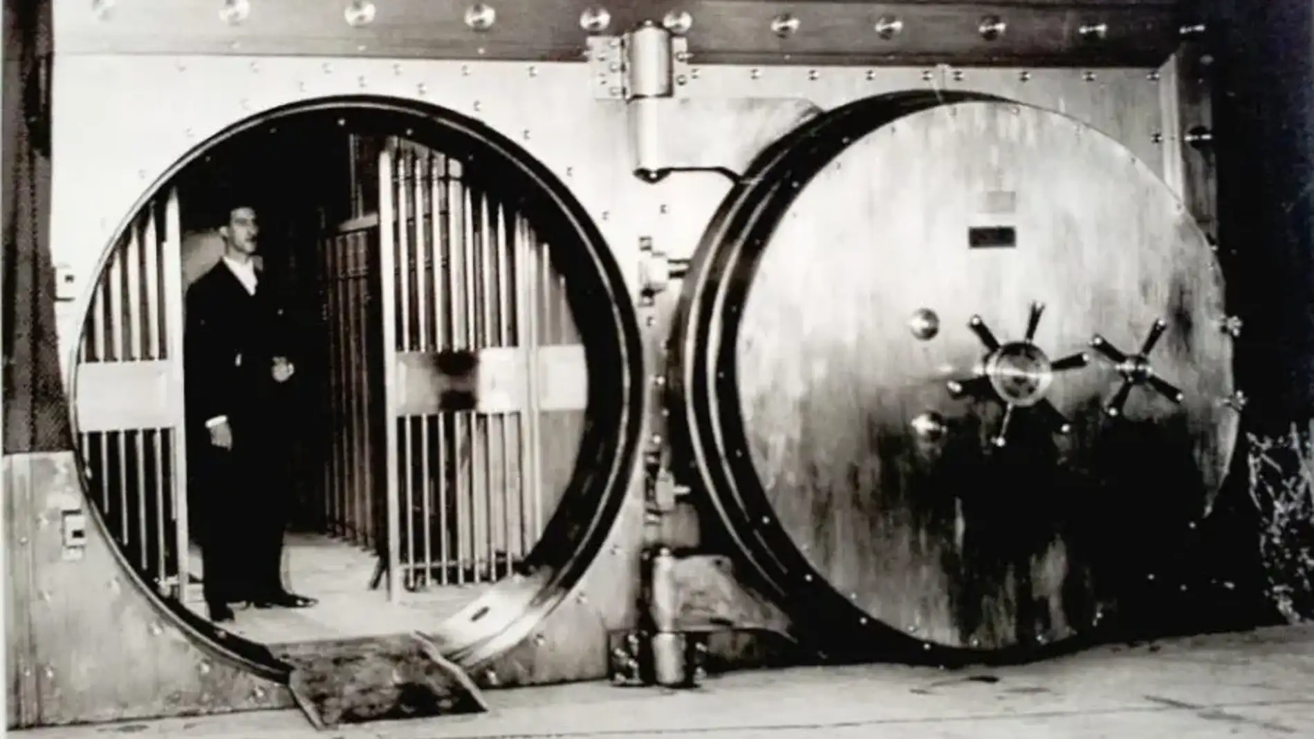 Imagen antigua de la puerta acorazada del Banco de España
