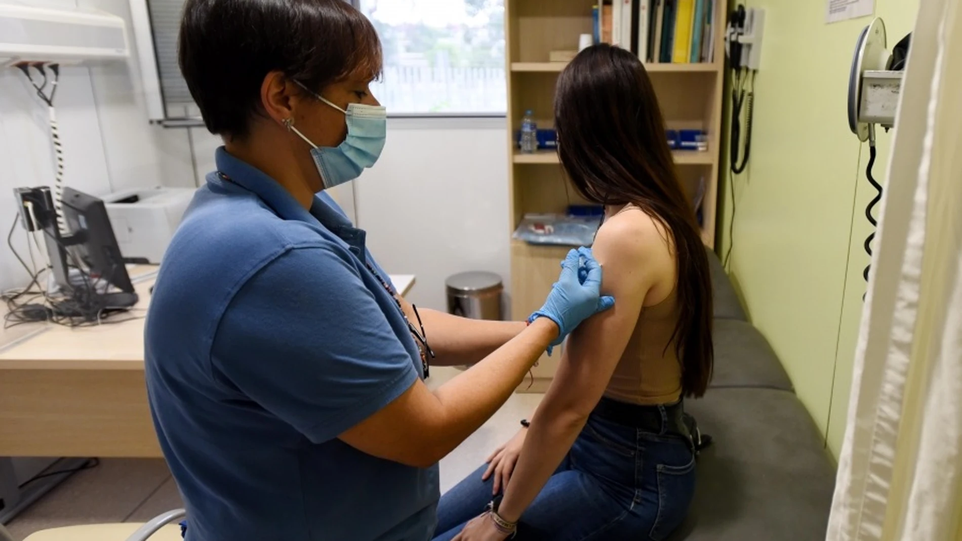 Vacunación contra la Covid-19 a una estudiante de la Universidad de Córdoba