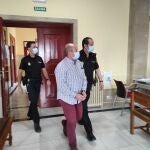 El acusado entrando en la sala de vistas de la Audiencia de Jaén
