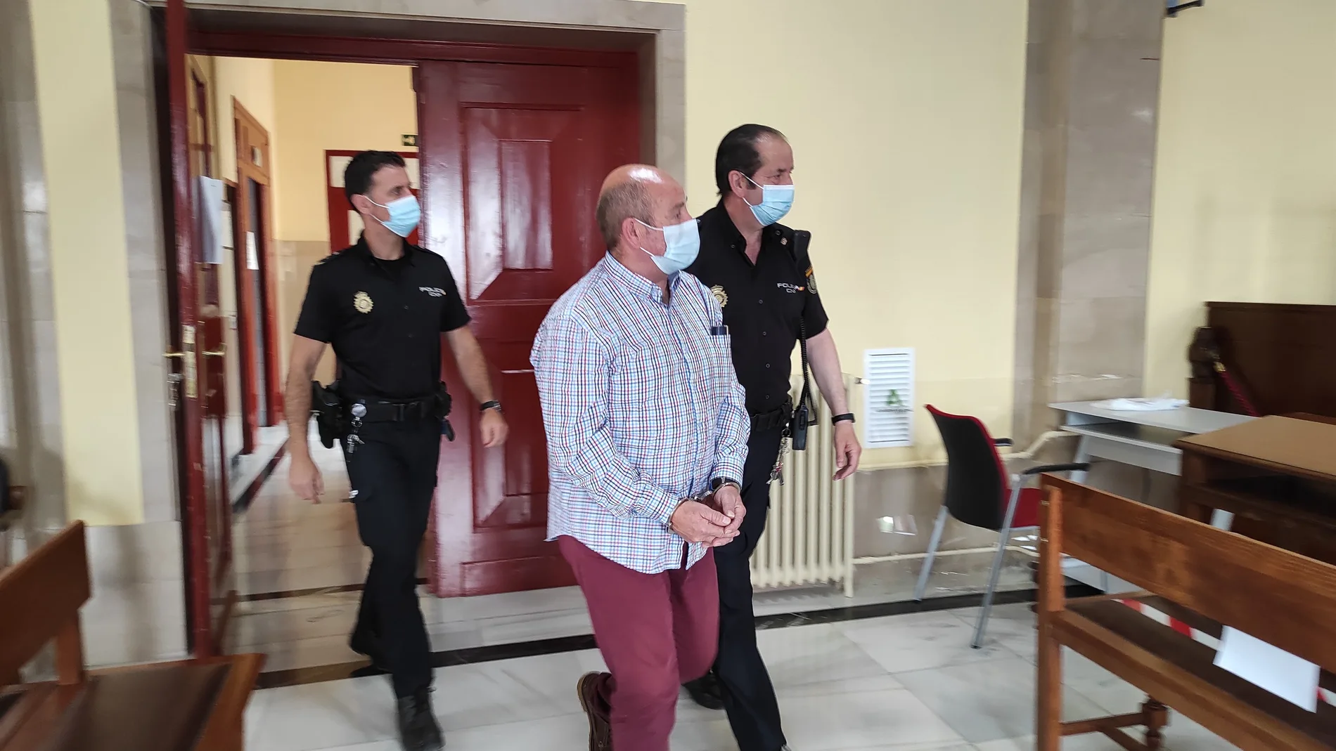 El acusado entrando en la sala de vistas de la Audiencia de Jaén