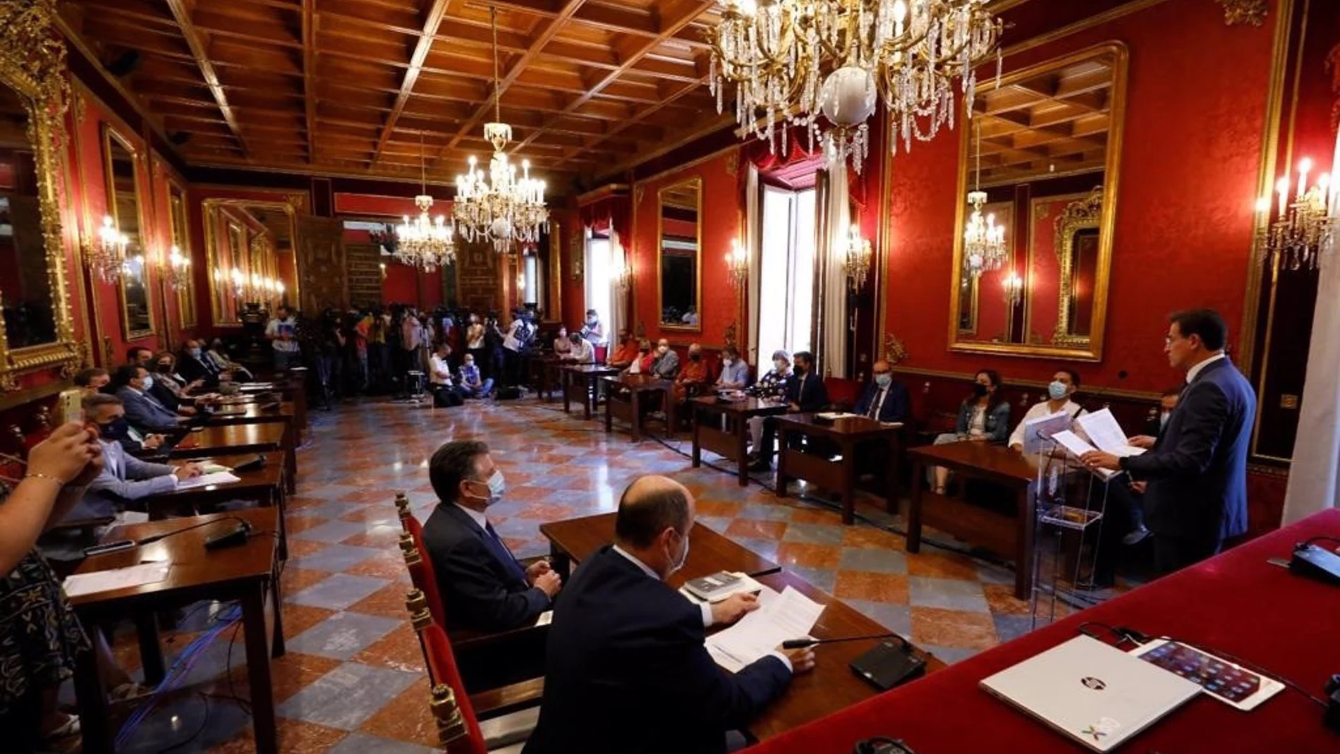 El hasta hoy alcalde de Granada, Luis Salvador (Cs), formaliza su "renuncia voluntaria" al cargo en el Pleno municipal