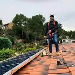 En la imagen, Victor Gardrinier con paneles solares instalados en un tejado