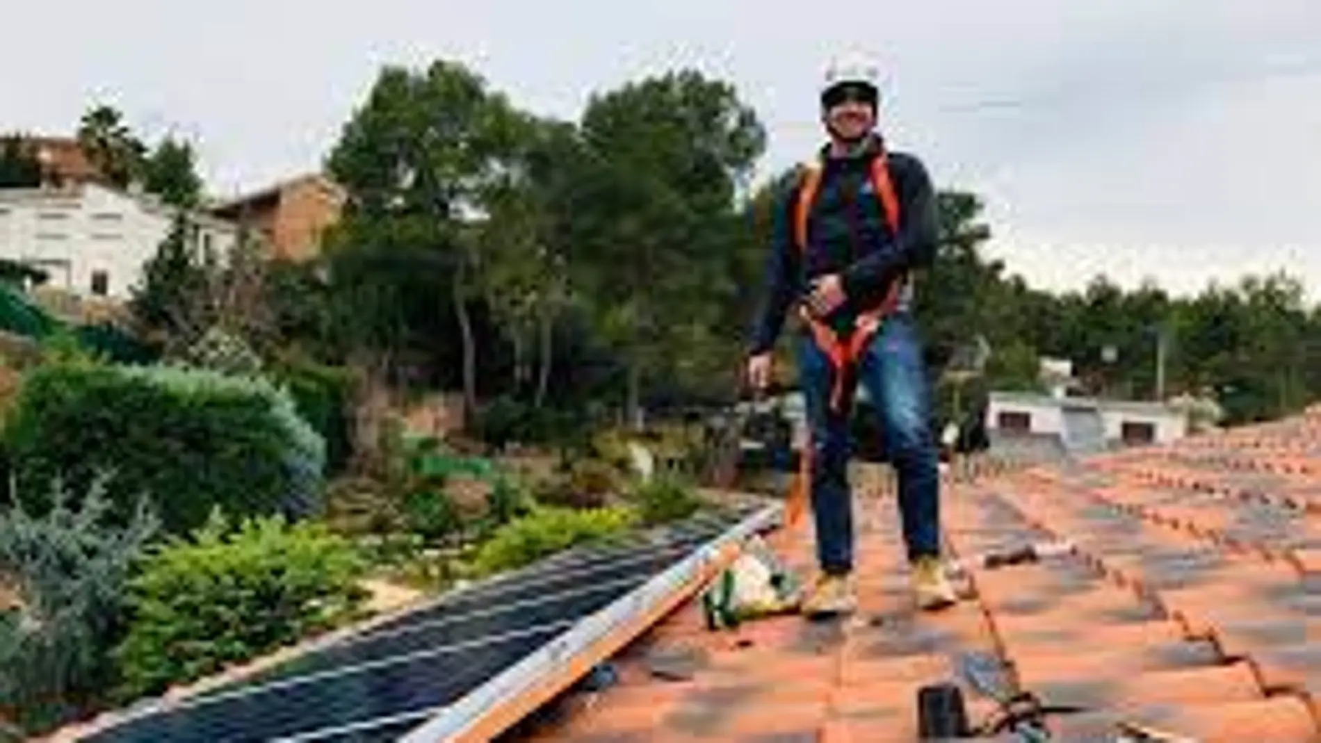 En la imagen, Victor Gardrinier con paneles solares instalados en un tejado
