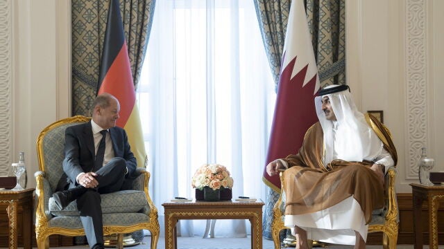 El canciller alemán Olaf Scholz, junto al emir de Qatar, Tamim bin Hamad Al-Thani, el domingo
