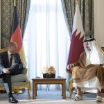 El canciller alemán Olaf Scholz, junto al emir de Qatar, Tamim bin Hamad Al-Thani, el domingo