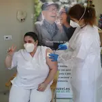 Vacunación en una residencia de ancianos de Alcalá de Henares a residentes y cuidadores