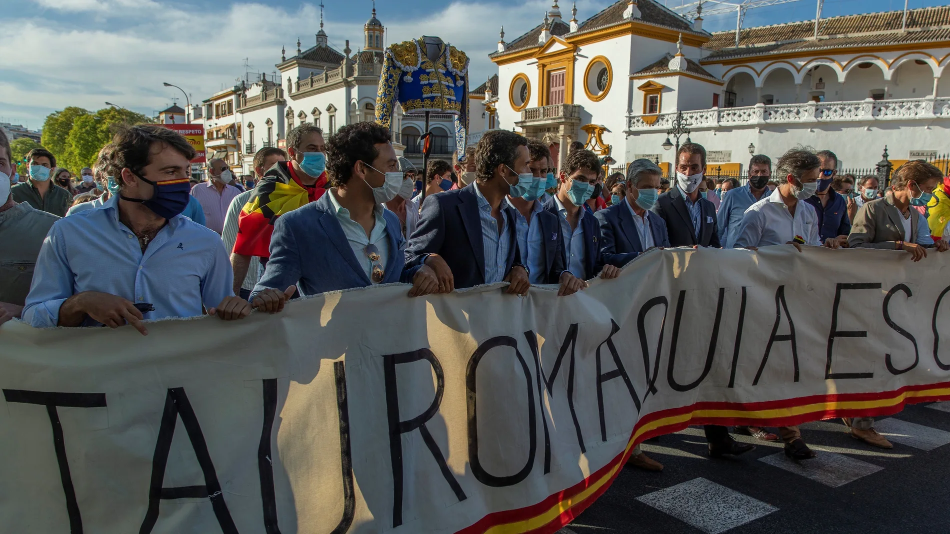 Figuras del toreo retirados y en activo como Juan Antonio Ruiz “Espartaco “, Pablo Aguado o Manuel Escribano, entre otros, portan una pancarta en la concentración que ha tenido lugar en Sevilla