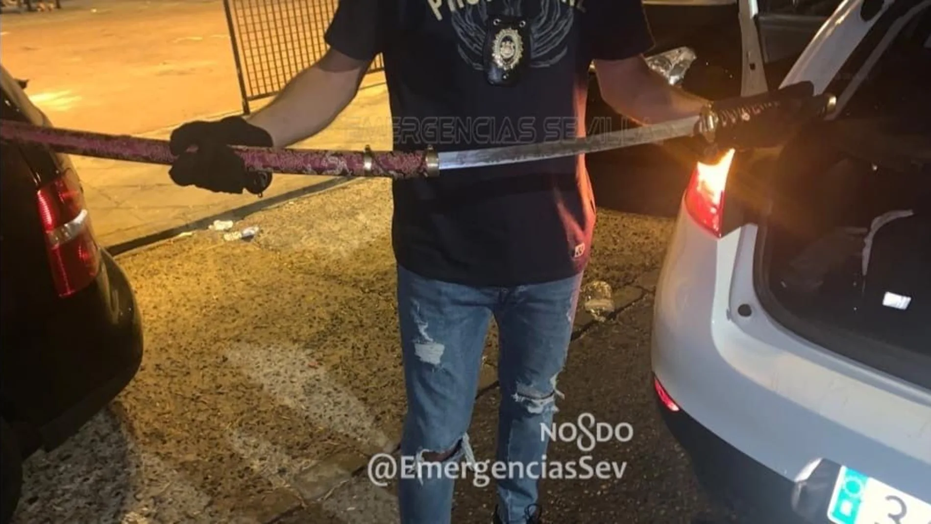 Un agente la muestra la catana con la que un joven agredió a su padre en Sevilla